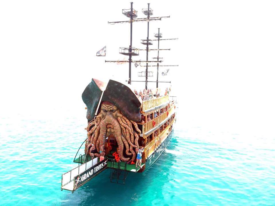 Пиратская яхта в Алании