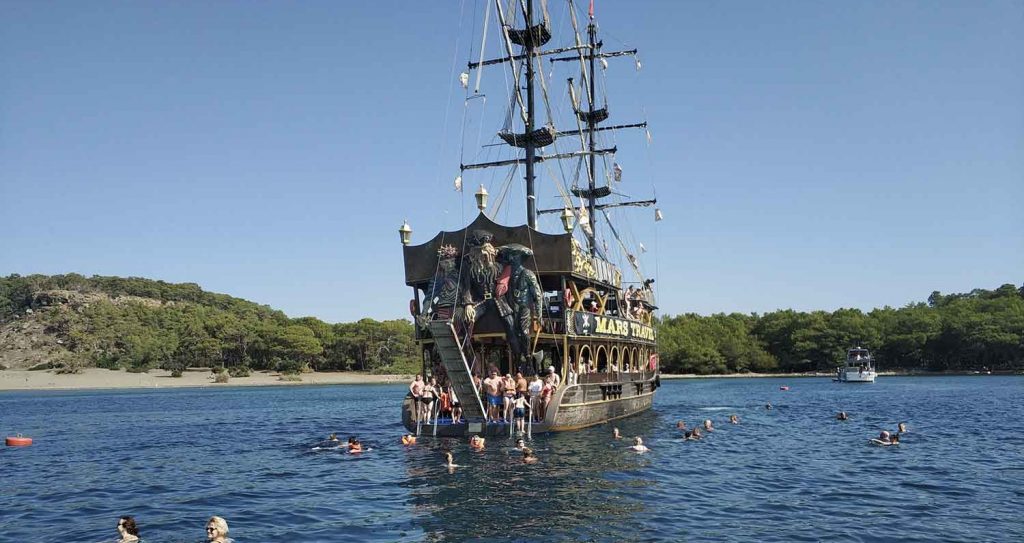 Пиратский корабль в Кемере